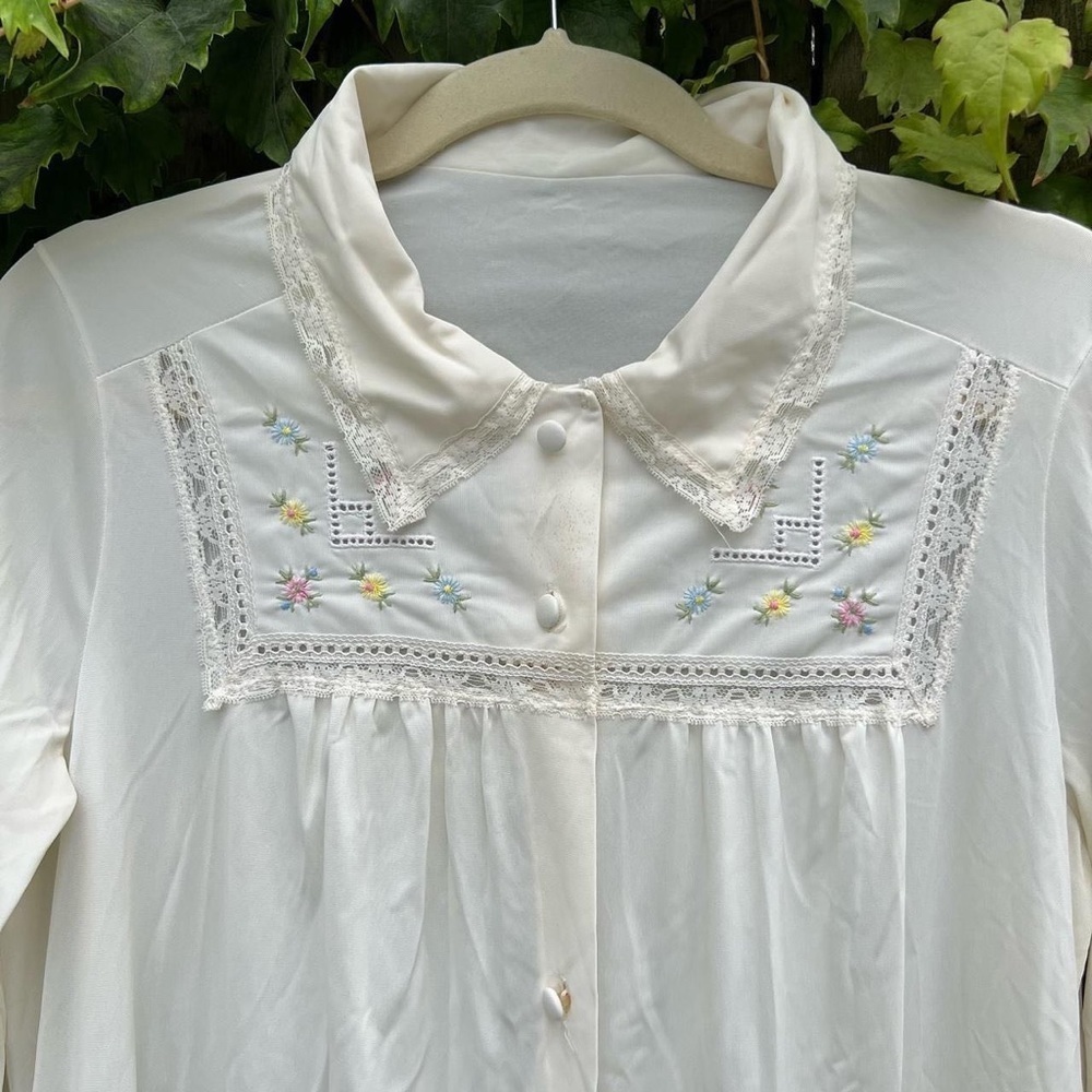 Vintage long sleeved button down floral embroidered nightie - Picture 3 of 4